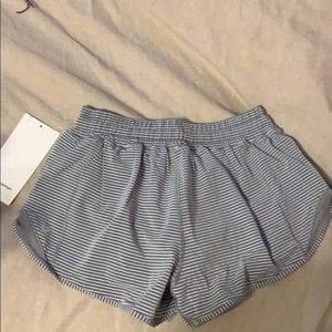 NWT Lululemon hotty hot shorts 2" size 6